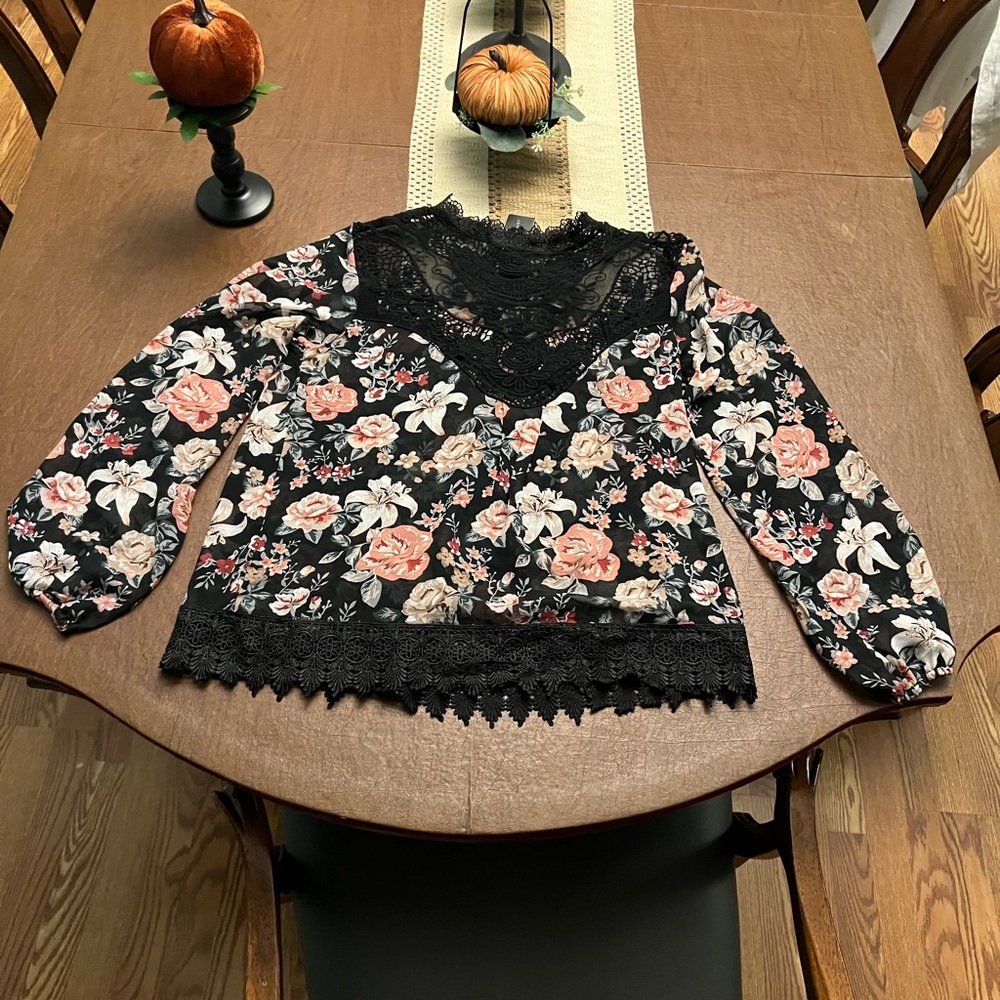 ROMEO & JULIET COUTURE floral lace , long sleeves blouse. Size small.